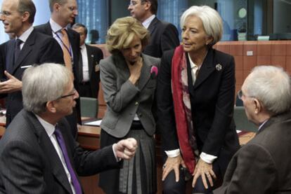 Jean Claude Juncker, Elena Salgado, Chistine Lagarde y Wolfgang Schaüble, ayer antes de la reunión del Eurogrupo.