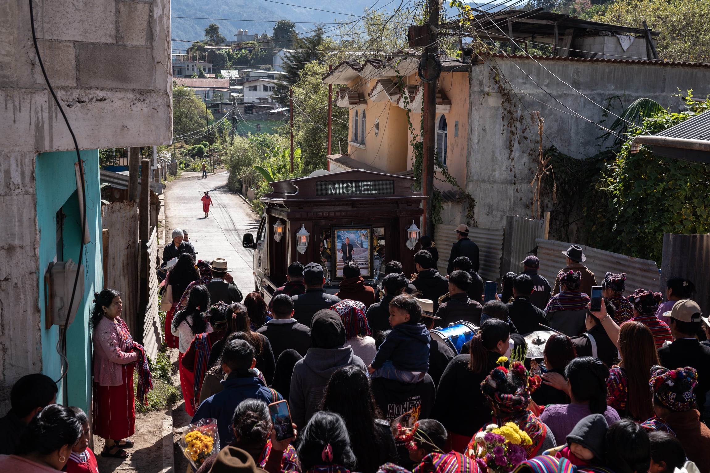 El cortejo fúnebre acompaña el cuerpo de Miguel Raymundo Raymundo hacia la iglesia evangélica, donde se le dará el último adiós antes del entierro. Nebaj, Guatemala, 2 de febrero de 2026.