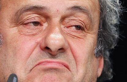 Platini debe ser el único hombre del planeta que pide dinero –dineral- por un trabajo (en este caso “consejero de fútbol” de Blatter) y no quiere dejarlo por escrito ni firmar ningún papel para asegurarse de que ese pago se lleve a cabo. 1,8 millones es el pago que recibió de Blatter en 2011 por supuestos trabajos realizados entre 1998 y 2002. “Es vergonzoso que se me arrastre por el barro. Era una cosa de hombre a hombre. Iba a convertirse (Blatter) en presidente de la FIFA, ¡La FIFA! Confiaba en él. Y luego me he enterado de que en el derecho suizo, un contrato oral vale como un contrato escrito”, ha comentado esta semana Platini en Le Monde.