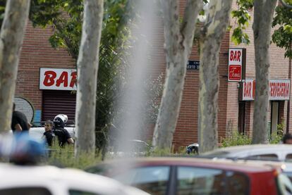 Vista exterior del bar secuestrado en Vallecas. El rehén y dueño del local, Tomás Carmona, es un vecino muy conocido en el barrio. Adquirió el establecimiento hace cuatro meses y es propietario de oro restaurante en la zona Casa Tomás.