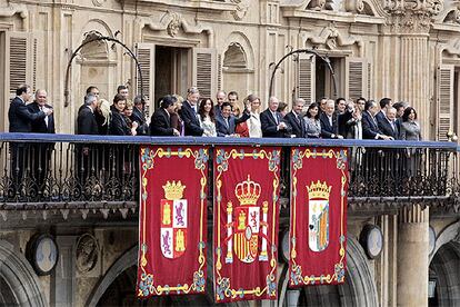 El Rey y la mayoría de gobernantes iberoamericanos se han reunido en Salamanca por primera vez, en las horas previas al inicio de la XV Cumbre Iberoamericana, en un acto celebrado en el Ayuntamiento de esta capital bajo una intensa lluvia. Tras permanecer unos minutos en el interior del Ayuntamiento, todos los asistentes se han asomado al balcón del consistorio para saludar a los varios centenares de personas congregadas en la célebre Plaza Mayor.