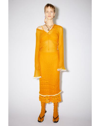 Acne Studios.

Si en invierno ya anticiparon su filia por el New Age con camisolas deshilachadas y campanas arrastradas por el suelo, este verano la marca sueca remata su espiritualidad con tejidos como el crochet pero llevado a su terreno, el de la superposición. Este look que integran falda y crop en tono mandarina bajo un suéter liviano en el mismo tono es un ejemplo.