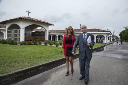 De este modo construyó, con la ayuda de los propios empleados, un centro formativo cuyo sistema educativo hoy ha sido exportado a otros países y acoge a más de 4.000 chavales. El Padre Pérez y Dora Lucía Díaz, directora del centro, paseando por las instalaciones en la actualidad. Canchas deportivas, salones de actos, teatro, zona de residencia, diversos talleres completan en sus ocho hectáreas unos servicios formativos que el Ministerio de Educación Colombiano premió en el año 2008 como mejor Centro Regional de Educación Superior.