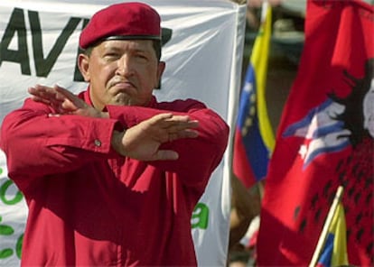 El presidente venezolano, Hugo Chávez, gesticula ante sus partidarios en un mitin político.