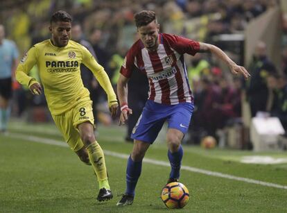 Sa&uacute;l conduce el bal&oacute;n ante la mirada de Jonathan dos Santos