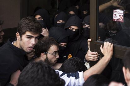 La crispación de las últimas semanas en las calles de Barcelona se trasladó a la Universidad Pompeu Fabra, en la que piquetes de estudiantes en huelga contra la sentencia del 'procés' impidieron, con forcejeos, el acceso al resto de la comunidad académica, el 29 de octubre.