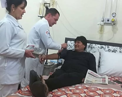 Evo Morales, este miércoles, siendo atendido por los médicos.