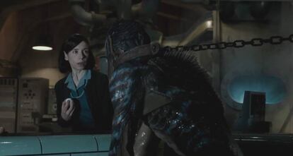 Sally Hawkins y Doug Jones, en &#039;La forma del agua&#039;.