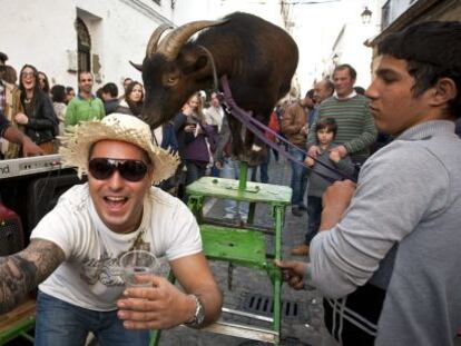 Vecinos y visitantes, durante la tradicional fiesta de la &quot;eriz&aacute;&quot; con la que arranca el Carnaval de C&aacute;diz.