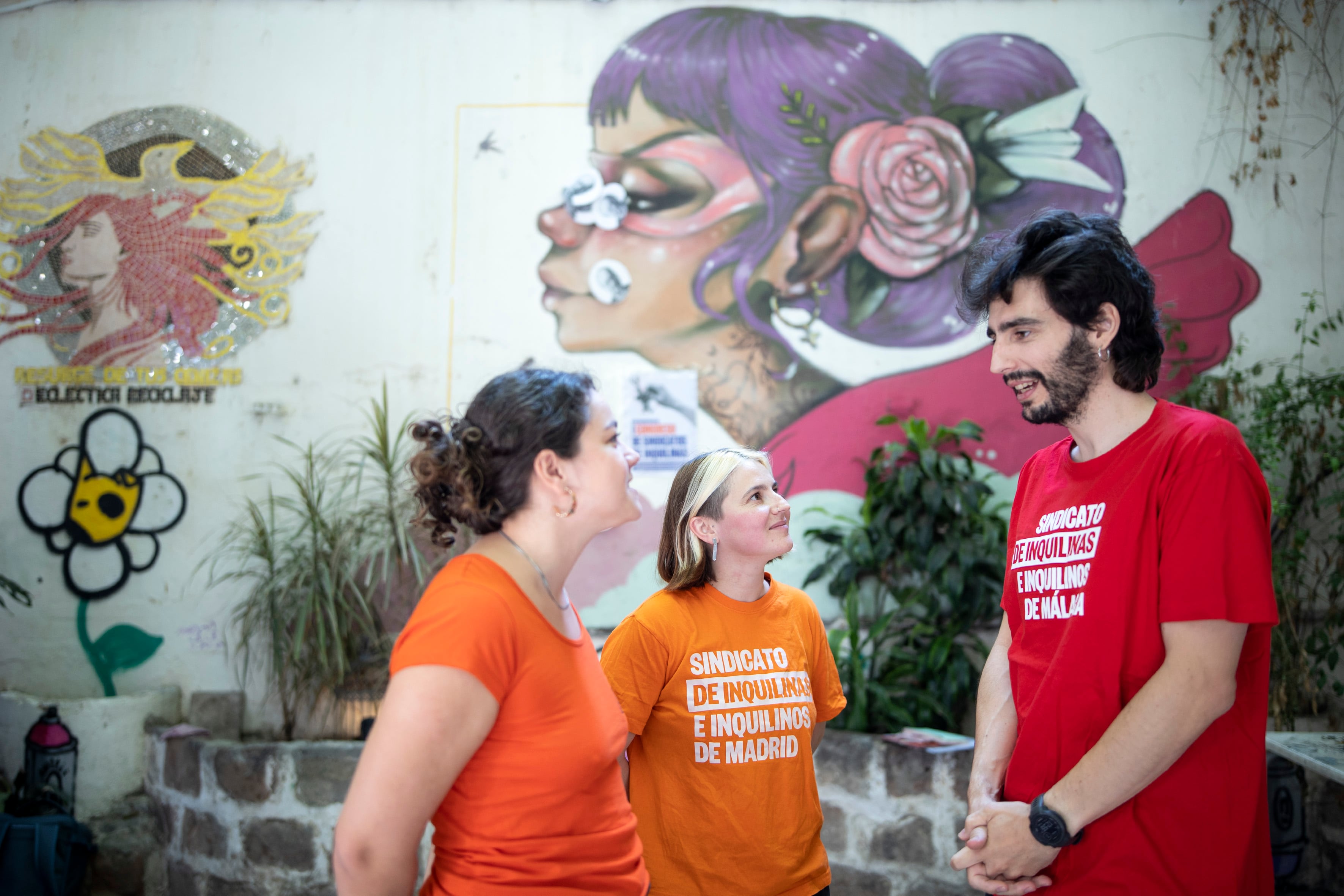 Laura Benedetti (izquierda), Valeria Racu y Kike España, representantes de los sindicatos de inquilinas de Cataluña, Madrid y Málaga, este viernes en Málaga.
