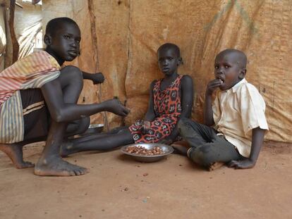 Unos niños almuerzan en Sudán del Sur.