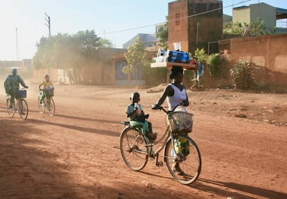 En Burkina las mujeres son madres desde muy jóvenes y mantienen gran parte de la responsabilidad sobre los hijos y la casa.