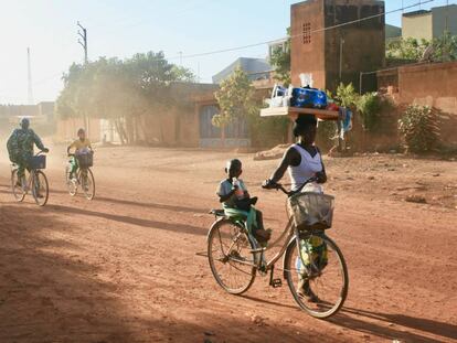 En Burkina las mujeres son madres desde muy jóvenes y mantienen gran parte de la responsabilidad sobre los hijos y la casa.