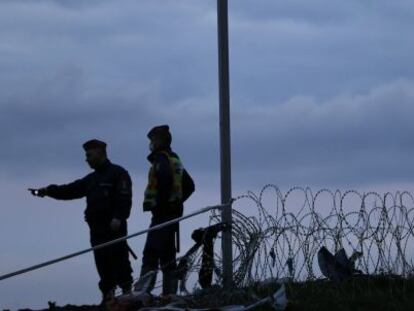 Polic&iacute;as h&uacute;ngaros, el viernes en la frontera con Croacia.