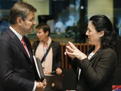 El ministro de Justicia espa&ntilde;ol, Rafael Catal&aacute;, con la comisaria europea de Justicia, Vera Jourov&aacute;.