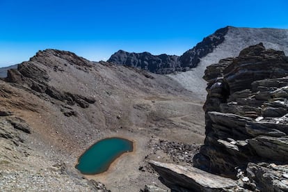 Vista de la laguna de la Caldera, situada al pie del Mulhacén, el pico más alto de la península.