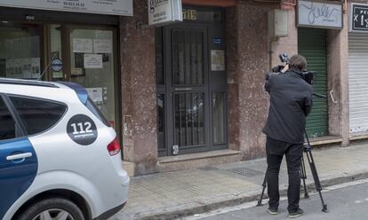 Portal del edificio donde se cometió el crimen, en El Prat de Llobregat.