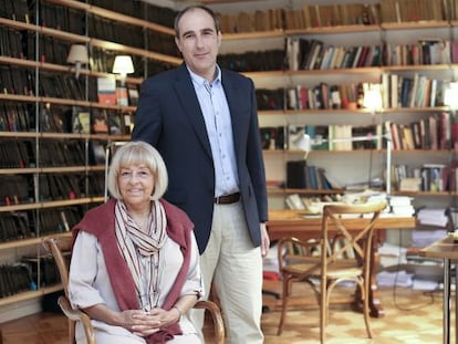 Beatriz de Moura, editora de Tusquets, con Juan Cerezo, que le suceder&aacute; en el cargo. Barcelona