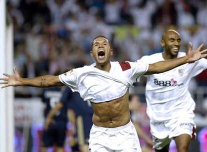 Luis Fabiano corre hacia el banderín de córner para festejar su gol, el segundo del Sevilla, mientras Kanouté intenta alcanzarle para abrazarse con él.