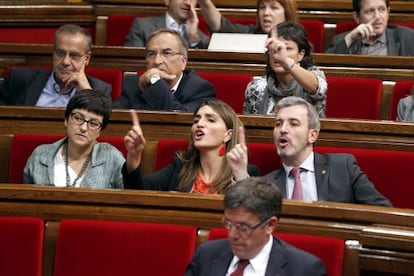 Diputados socialistas protestando durante una de las votaciones en el Parlament.