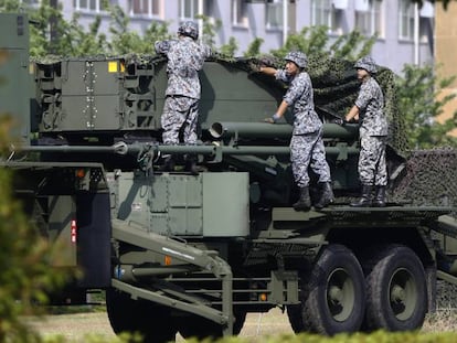 Soldados japoneses junto a uno de los sistemas antimisiles situados en el Ministerio de Defensa, en Tokio.