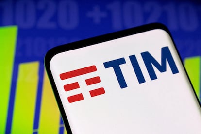 Logo de Telecom Italia (TIM) en un móvil.