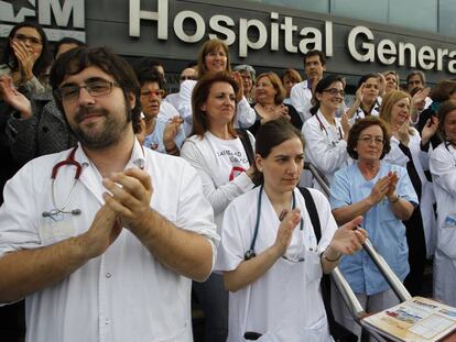 Imagen de archivo de una concentraci&oacute;n en homenaje a m&eacute;dicos del Hospital La Paz. 