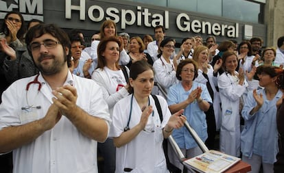 Imagen de archivo de una concentraci&oacute;n en homenaje a m&eacute;dicos del Hospital La Paz. 