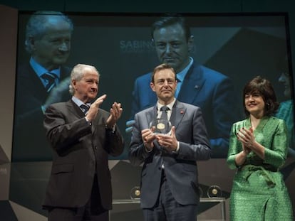 El político flamenco Bart de Wever, en el centro, recibe el premio Sabino Arana flanqueado por Juan María Atutxa e Iruene Zuluaga.