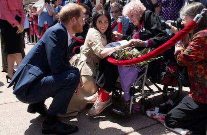 El príncipe Enrique y Meghan Markle con Daphne Dunne en la Opera de Sídney este martes. ,