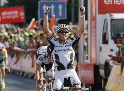 El australiano Simon Gerrans celebra su victoria en la décima etapa de la Vuelta a España.