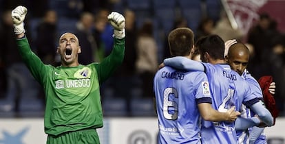 Caballero y los jugadores del Málaga celebran la victoria.