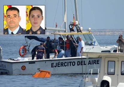 En la parte superior de la imagen, el comandante Daniel Melero y la alférez Rosa María Almirón. En la imagen grande se pueden ver los restos de la avioneta accidentada este miércoles en San Javier (Murcia), este miércoles.