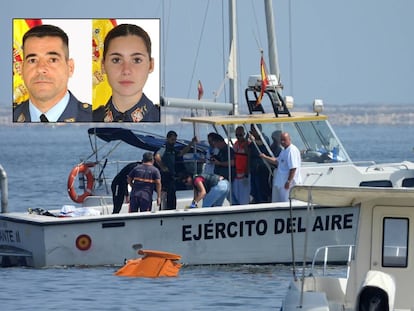 En la parte superior de la imagen, el comandante Daniel Melero y la alférez Rosa María Almirón. En la imagen grande se pueden ver los restos de la avioneta accidentada este miércoles en San Javier (Murcia), este miércoles.