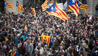 Centenares de personas se manifiestan en Barcelona durante la jornada de huelga del 8 de noviembre 