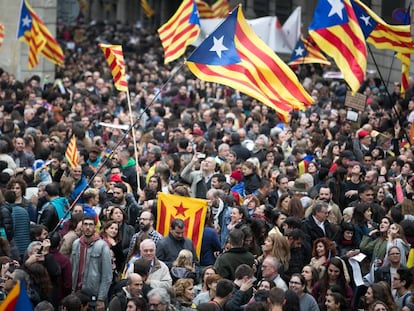 Centenares de personas se manifiestan en Barcelona durante la jornada de huelga del 8 de noviembre 