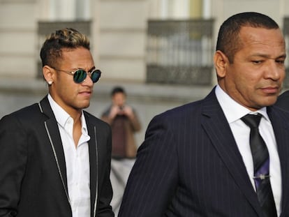 Acompanhado do pai, Neymar Jr. chega ao tribunal espanhol para depor. 