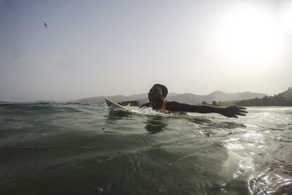 KK en el mar. Cada ola es un entrenamiento para esta chica que sueña con ser olímpica. 