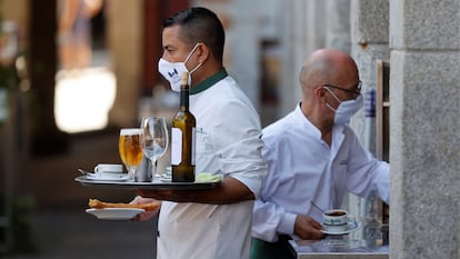 Dos camareros, en una cafetería del centro de Madrid en septiembre.