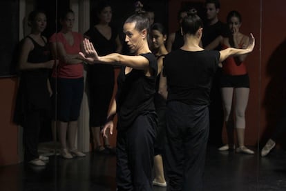 La coreógrafa Aída Gómez, rodeada de alumnos, durante su clase magistral de ayer en Sevilla.