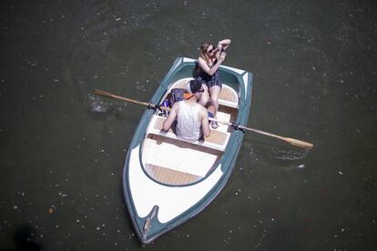 Dos turistas en una de las barcas de la Plaza de España.