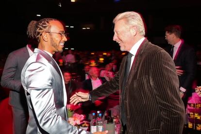 El automovilista Lewis Hamilton y el extenista Boris Becker se saludan a su llegada a los premios Laureus.