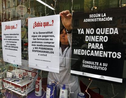 Protesta en una farmacia valenciana por los impagos de la administración. / Carles Francesc
