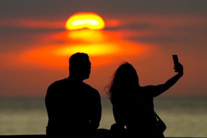 Una pareja se hace una 'selfie' al atardecer en Colombo, Sri Lanka. 