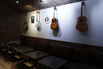 Guitarras en una de las paredes de la sala de The Village Tap Room donde tenían lugar las actuaciones en vivo.