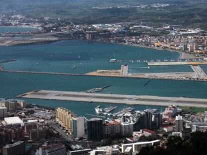 Vista de la pista del aeropuerto de Gibraltar desde el Pe&ntilde;&oacute;n.