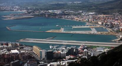 Vista de la pista del aeropuerto de Gibraltar desde el Pe&ntilde;&oacute;n.