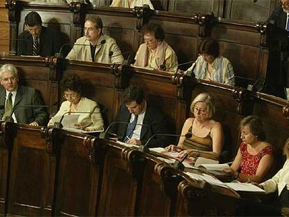 El entonces concejal Ferran Mascarell -abajo a la izquierda de la imagen- junto a Marina Subirats y Núria Carrera -la cuarta- en un pleno municipal de julio de 2003.