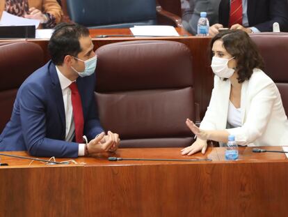 La presidenta de la Comunidad de Madrid, Isabel Díaz Ayuso, habla con el vicepresidente de la Comunidad, Ignacio Aguado, en la Asamblea de Madrid.