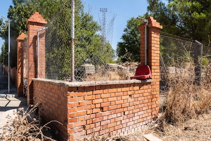 Agujero en el vallado que cubre el polideportivo por donde presuntamente huyó el asesino.